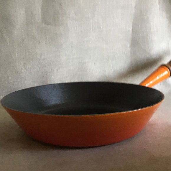 Le Creuset 24 Flame Enameled Cast Iron Frying Pan / Skillet Wood Handle - Picture 8 of 10